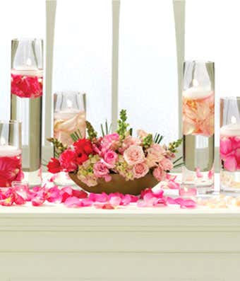 Pink roses and snapdragons in a centerpiece