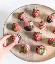 Alternative image 2 for Ladybug Chocolate-Covered Strawberries