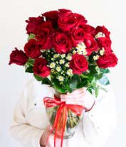 Alternative image 4 for One Dozen Red Roses with monte casino in a glass vase with a red bow