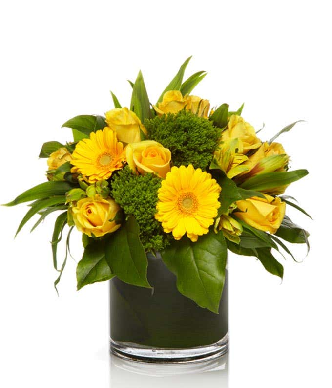 Yellow bouquet with roses and daisies 