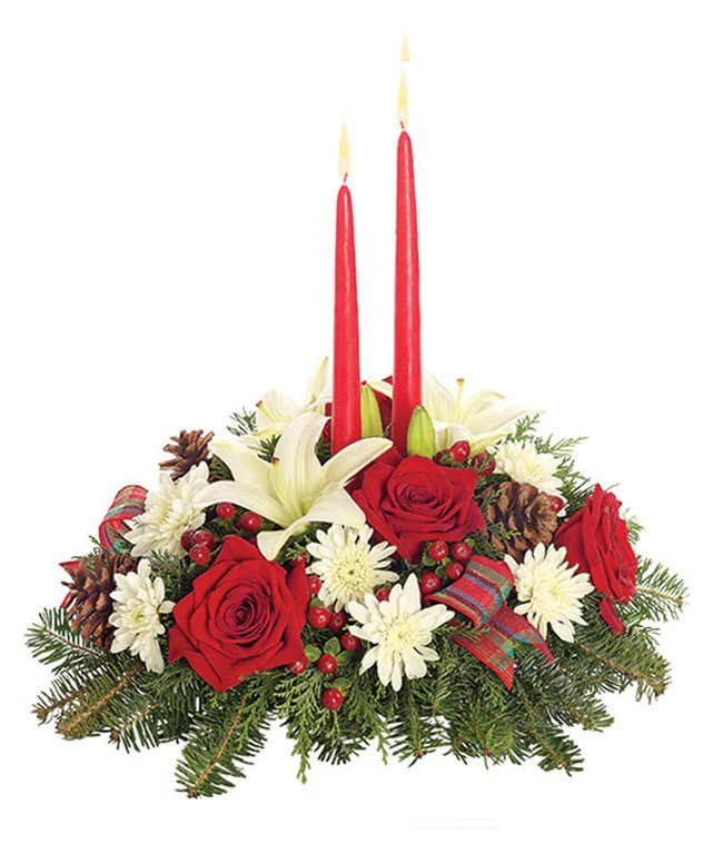 红玫瑰，白百合，金丝桃和红色蜡烛装饰。