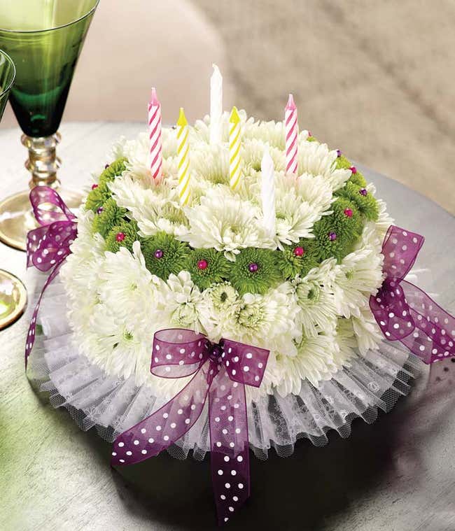 生日快乐花蛋糕，白色康乃馨，绿色的球和蝴蝶结