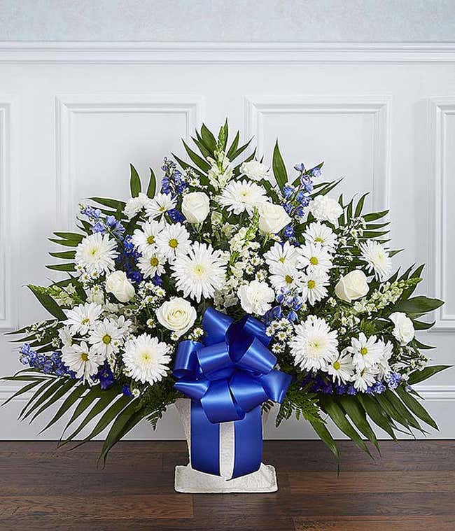 白色和蓝色的花慰问篮raybet雷竞技入口网址