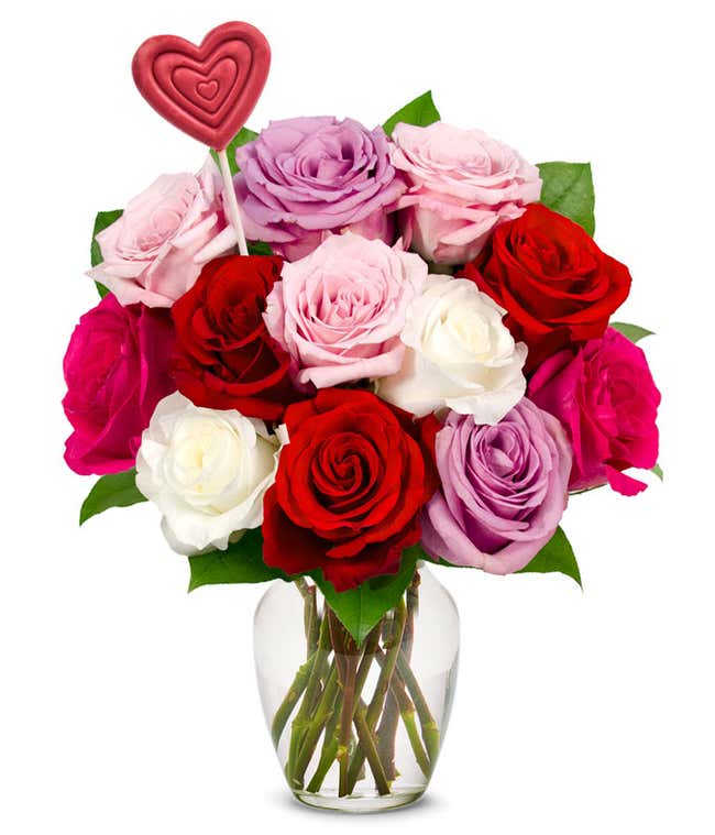 红色、粉色、紫色和白色的玫瑰花束，带有热粉色巧克力心。