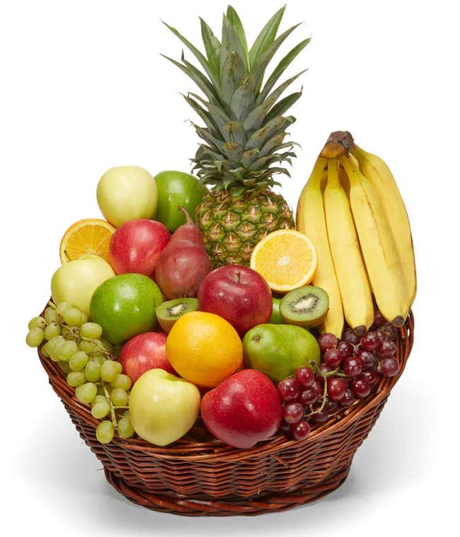 用篮子装的各种水果