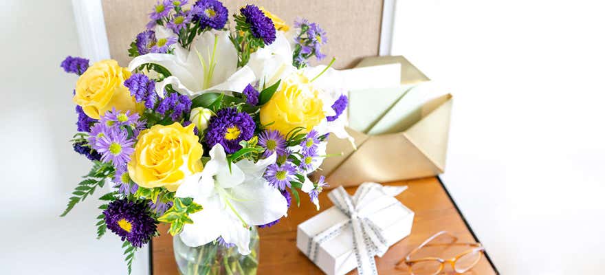 Laurel Florist - тот же день Доставка цветов от Rainbow Florist & Delectables, Inc. 