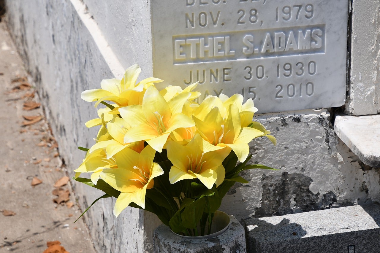 Types of flowers for funeral service delivery memorial grave flowers